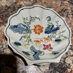 Hand Painted Canton Ware - shell shaped small dish